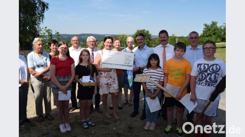 Das Projekt "Schulgarten Neusath" ist auf Spenden angewiesen. Bankvorstand Bernhard Werner (Vierter von rechts) von der Raiffeisenbank im Naabtal übergab für diesen Zweck einen Scheck über 1000 Euro an Schulleiterin Silke Schmid und Schulleiter Oliver Vogel. Bild: bnr