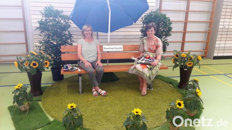 Auf der Rentnerbank sitzen Irmgard Thaller (rechts) und Elisabeth Freitag (links) in der Turnhalle der Grundschule. Bild: exb