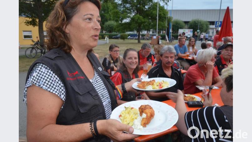Fischleckereien mit Kartoffelsalat für den Zug- und Begleithundeverein. Bild: Kunz
