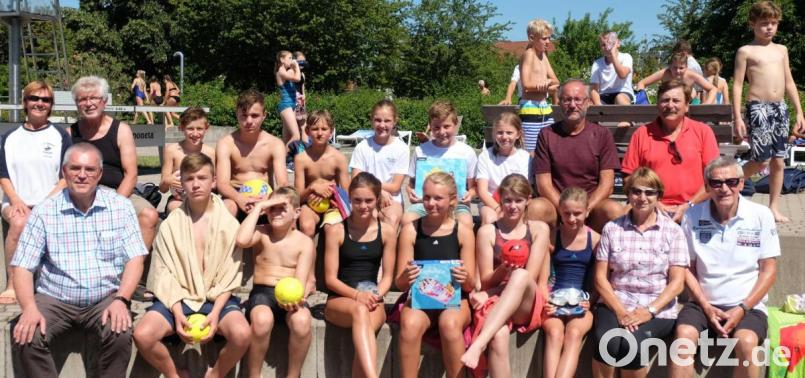 Zum elften Mal in Folge richtete der Zweckverband Freizeit- und Erholungszentrum Perschen die „Perschener Schwimmmeisterschaften“ aus. Die Organisation der Wettkämpfe oblag Konrektorin a.D. Heidi Schwendner (vorne Zweite von rechts). Stellvertretender Vorsitzender Richard Tischler (vorne links) zeichnete die Erstplatzierten in der Einzelwertung und in den Staffelläufen aus. Der Kreisobmann für Schwimmen, Peter von der Sitt (hinten Zweiter von rechts) und die pensionierten Lehrkräfte Christa Schwaiger, Winfried Schwarz (hinten links), Ewald Eicher (hinten rechts) und Manfred Schwendner (vorne rechts) wirkten als Kampfrichter.


. Bild: ohr