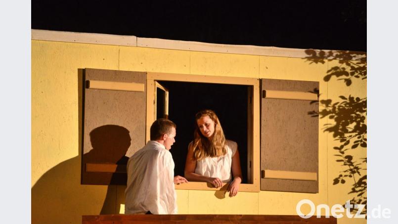 Der "Gelbhof-Bauer" (Markus Schraml) wagt einen Versuch um seiner Frau Josepha (Christine .Ritter) wieder nahezukommen. Mit Erfolg, denn er wählt den Weg übers Fenster ins Schlafzimmer. Bild: bey