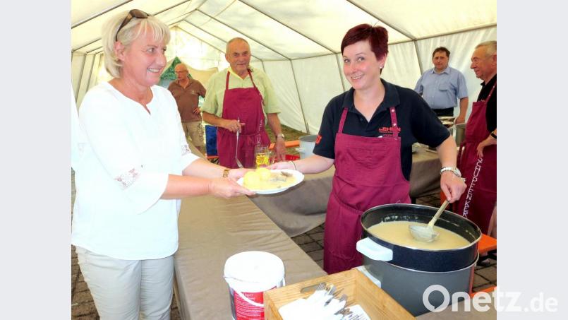 Krenfleischausgabe bei der Lessauer "Schupfnkerwa". Bild: op