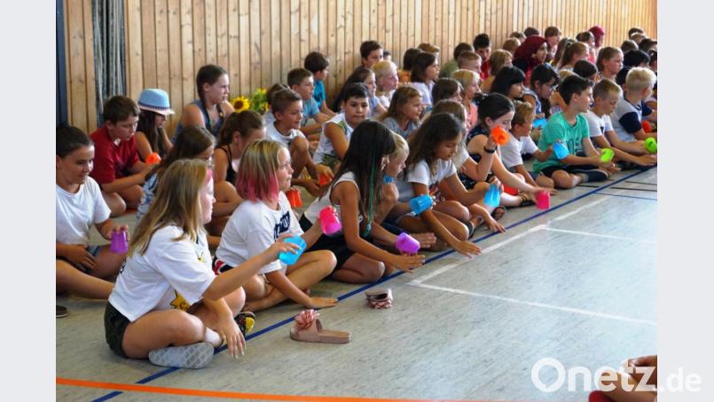 60 Schülerinnen und Schüler der dritten und vierten Klassen verabschiedeten die Rektorin mit einem Cupsong. Bild: weu