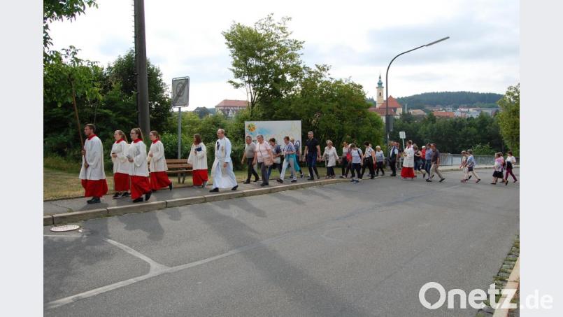 Zahlreiche Gläubige beteiligen sich am Sonntagvormittag beim Mutter-Anna-Fest an der Pfarrwallfahrt von Altenstadt über Neustadt nach Mühlberg. Bild: sm
