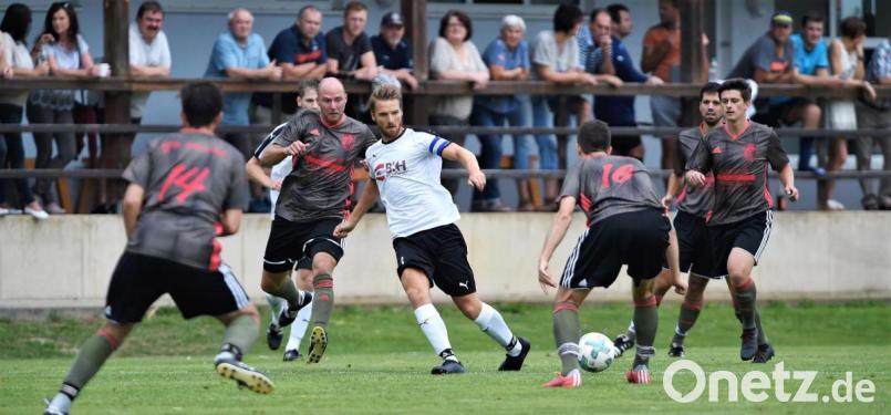 Kapitän Stephan Schärtl (weißes Trikot) ist alleine auf weiter Flur gegen die Überzahl des VfB Mantel: Aufsteiger FC Luhe-Markt musste zum Saisonauftakt eine 0:1-Heimniederlage hinnehmen. Bild: Büttner, Gerhard