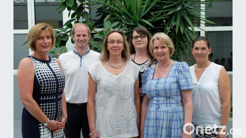 Schulleiterin Diana Neidhard und Bürgermeister Konrad Kiener (von links) wünschten den Lehrerinnen Evelyn Potthast und Katharina Lippert, Konrektorin Karin Butz und Steffi Wicke im Ruhestand beziehungsweise an ihrem neuen Wirkungsort alles Gute. Bild: twi