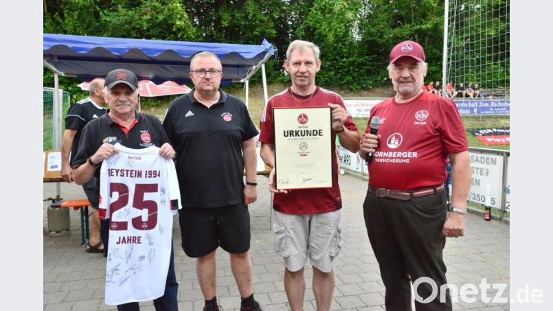 FCN-Fanclub Vorsitzender Daniel Vater (Zweiter von links) freut sich über die Geburtstagsgeschenke von Dieter Altmann (links), die Urkunde zum Jubiläum von Georg Kraus und Club-Vertreters Karl Teblitzky (rechts). Bild: bey