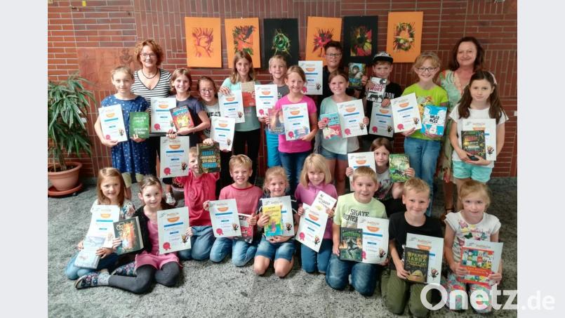Lesen macht in der Grundschule nicht nur Spaß. Es wird gefördert: Bei der Siegerehrung der fleißigsten Grundschüler freuten sich viele Buben und Mädchen über eine Urkunde und eine neue Lektüre. Bild: ubb