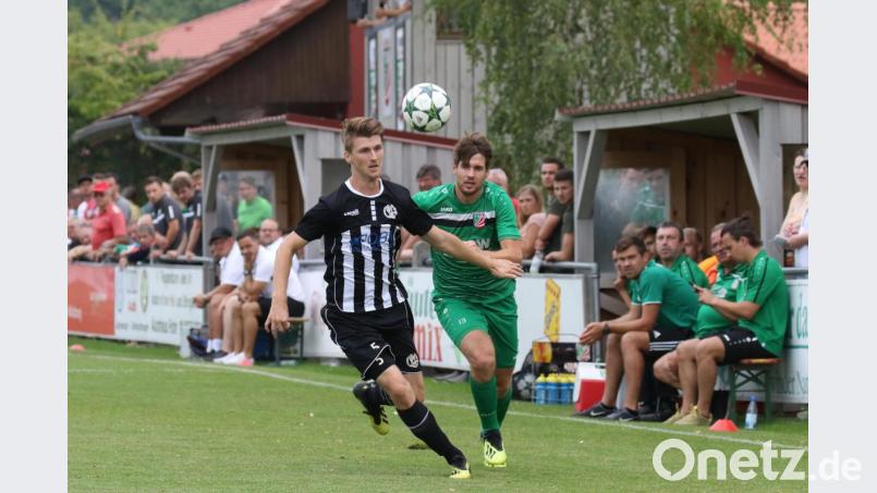 Unter Beobachtung: Ein Zweikampf nahe der Trainerbänke zwischen Gebenbachs Andre Biermeier (links) und dem Abtswinder Jürgen Endres. Bild: Hans Will