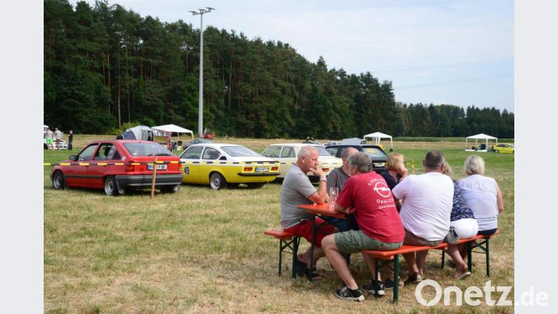 Die Gemütlichkeit stand im Vordergrund des Opeltreffens, die Fahrzeuge gerieten manchmal sprichwörtlich in den Hintergrund. Bild: bey