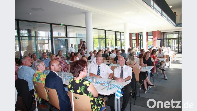Zum ersten Mal fand die Entlassfeier nicht in der Dreifachturnhalle, sondern in der neuen, lichtdurchfluteten Berufsschul-Aula statt. Bild: wro
