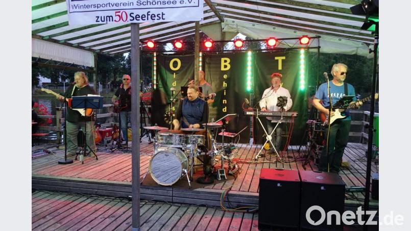 Die Musiker von “O.B.T. -Oldies Behind The Townhall” glänzten auf der großen Seebühne. Bild: mmj