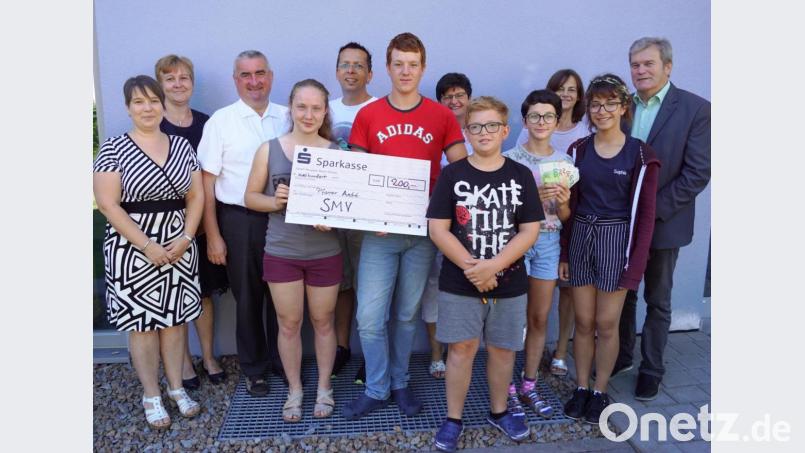 Rektor Werner Winderl (rechts) begrüßte die Spendenaktion. Gemeinsam mit Schülern, Elternbeirat und Lehrerschaft wurden die Spenden für Pater André an Dekan Alfons Kaufmann (Dritter von links) übergeben. Bild: weu