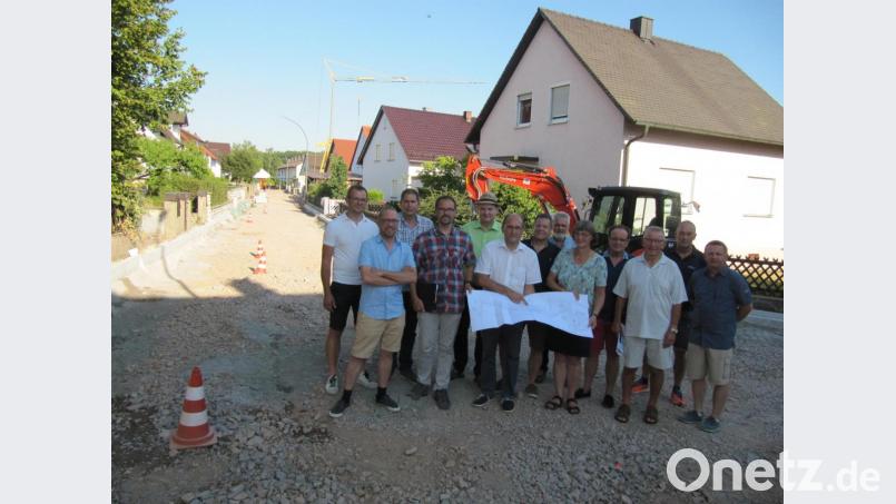 Ortstermin des Ausschusses für Bau, Umwelt und Technik in der Moosweiherstraße. Zweiter Bürgermeister Josef Birner (Mitte mit Plan) informiert mit Bauamtsleiter Marin Beck (Dritter von links) und Mitarbeiter Thomas Dotzler (Vier von links). Das im Hintergrund sichtbare Teilstück soll noch im August mit der Tragteerschicht ausgestattet und befahrbar sein. Bild: fg