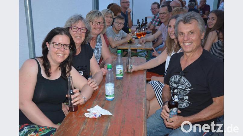 Die Waldsassener ließen es sich am Freitagabend gut gehen Bild: jr