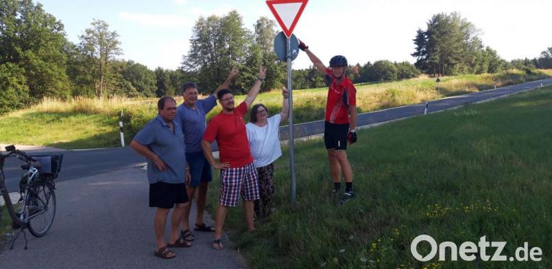 Vor Ort machten sich Vorstandsmitglieder der Poppenrichter SPD ein Bild von der geänderten Vorfahrtsregelung des Radweges entlang der AS 13 bei der Einmündung der Gemeindeverbindungsstraße Poppenricht/Altmannshof. Bild: wwl