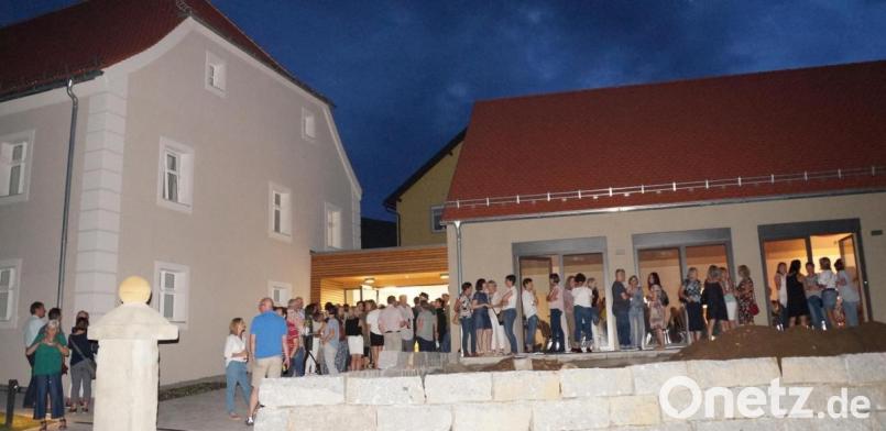 Das Ambiente vor dem neuen Pfarrsaal war eine tolle Kulisse für die Pause und wurde von den Gästen an diesem schwülen Abend gerne genutzt. Bild: weu