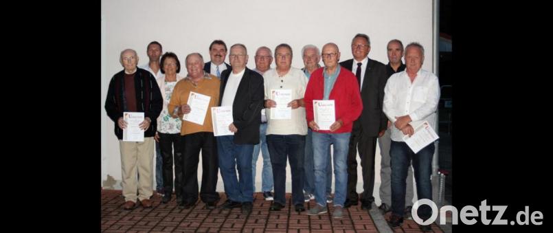 Eine Reihe von langjährigen Mitgliedern konnte beim 50-jährigen Vereinsjubiläum des SV Sorghof ausgezeichnet werden. Bild: Christian Renner
