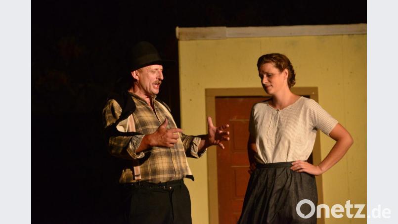 Der "Steineklopfer" (Richard .Beer) erzählt der Josepha (Christine Ritter) eine "gar fürchterliche" Geschichte über die Bußwallfahrt der Männer nach Rom. Da lenkt Josepha aus Angst um ihren Ehemann ein. Bild: bey