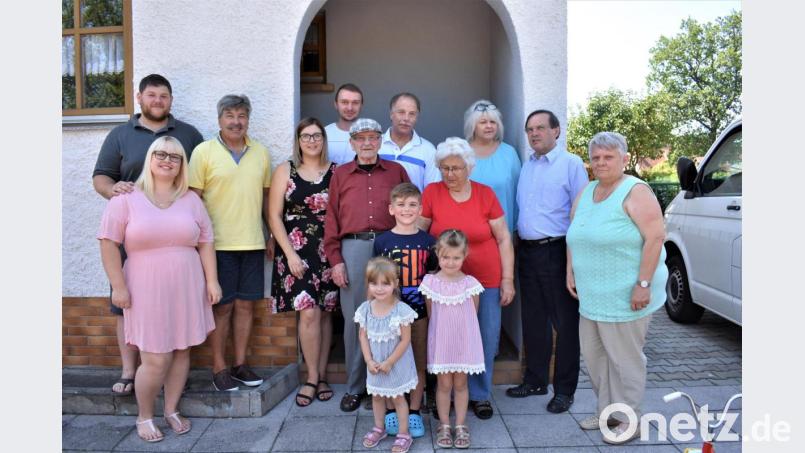Hermann Mayer feiert den 90. Geburtstag. Alles Gute wünscht außer der Familie unter anderem auch Stadtpfarrer Bernhard Müller (Zweiter von rechts). Bild: rgr