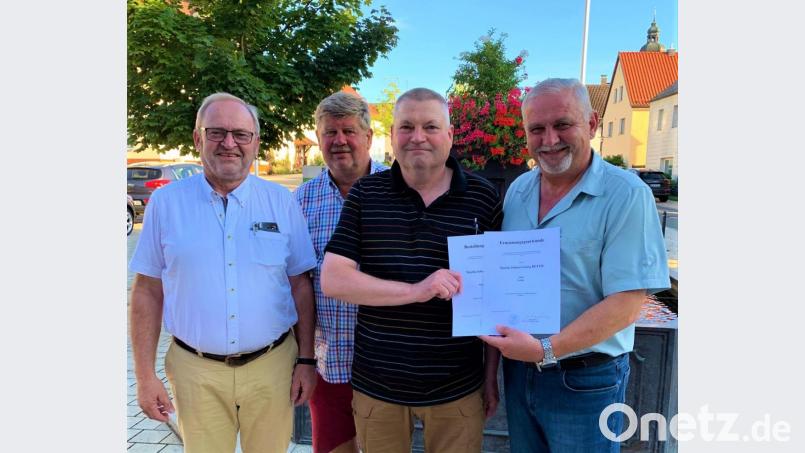 Doppelt genäht hält besser. Rathauschef Ludwig Biller übergibt die Bestellungsurkunden an Standesbeamten Martin Beyer. Die Bürgermeister Martin Schregelmann aus Etzenricht und Rudolf Götz (von rechts) bestätigen den Vorgang. Bild: jml