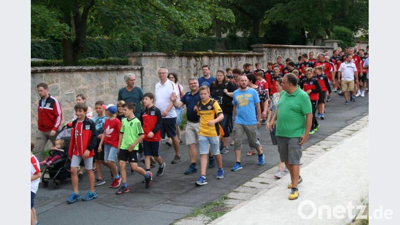 Der Festzug bewegte sich zum Gelände am Hammerrang. Bild: fpoz