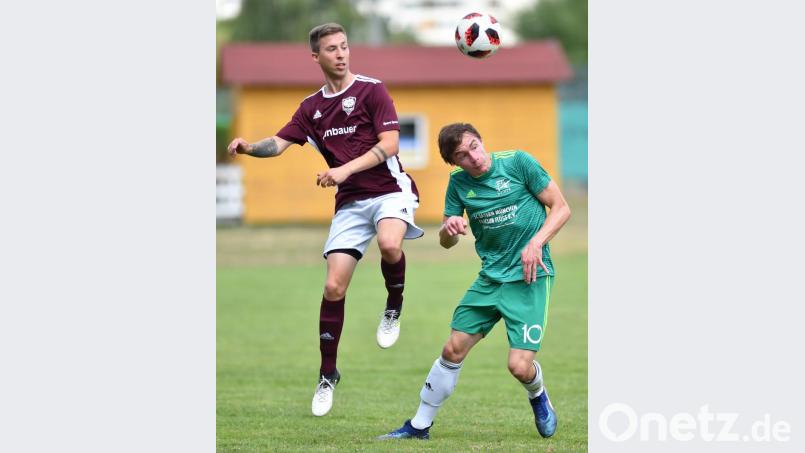 Die beiden „Zehner“ im Kopfballduell: Niklas Grönwoldt (links) von der DJK Weiden weist in dieser Szene Michael Werner (FC Ost) klar in die Schranken. Im Stadtderby gab es zwischen der DJK Weiden und dem FC Weiden-Ost beim 2:2 keinen Sieger. Bild: A. Schwarzmeier