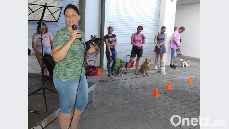 Hundetrainerin Daniela Simon informierte über die Ausbildung von Hunden Bild: rn