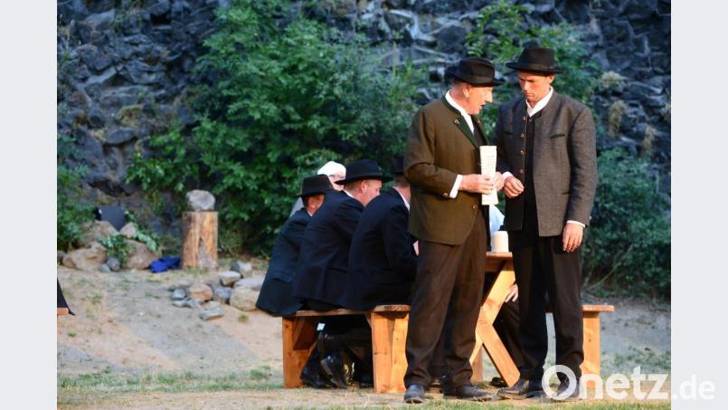 Das Schriftstück in der Hand vom "Großbauern" (Georg Burkhard, links) sorgt nach der "Unterschrift" der Bauern mit den "drei Kreuzerln" für höchste Verwirrung und Ärger, besonders beim "Gelbhof-Bauern" Anton Huber (Markus Schraml, rechts). Bild: bey