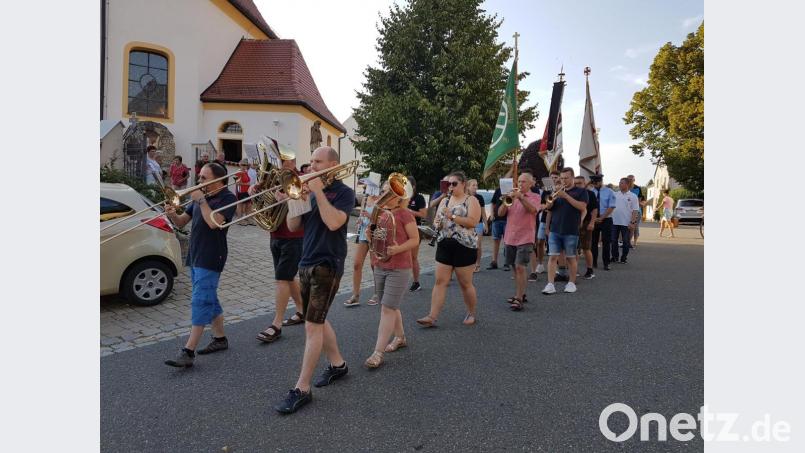 Die Blasmusik führt die Gottesdienstbesucher zum Kirwagelände neben dem Feuerwehrhaus, wo der Kirwabaum aufgestellt wurde. Bild: hzi