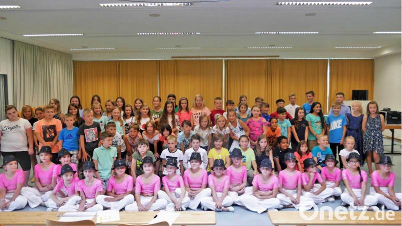 Bei Einzelauftritten, gemeinsam im Chor, beim Schulspiel, der Theater-AG oder der AG-Tanz zeigten die jungen Künstler ihr Können. Bild: wbe