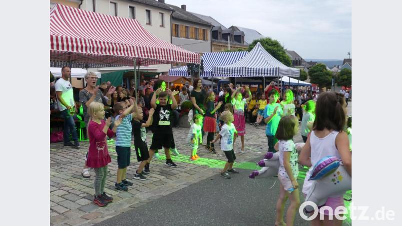 Die jüngsten Fans der "Rotzlöffl" feiern vor der Bühne das "Fliegerlied". Bild: rn