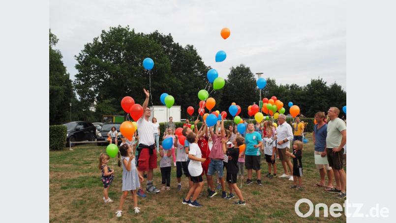 Der Luftballonwettbewerb ist attraktiv für Klein und Groß. Bild: krb