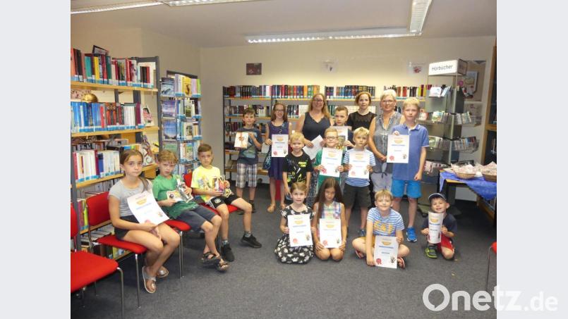 Mit Buchpräsenten ehrt Petra Danzer (hinten, links) die erfolgreichsten Teilnehmer am Leseförderprogramm Antolin. Jugendbeauftragte Karolina Forster (Zweite von links) überreicht die Teilnehmerurkunden. Mit im Bild Renate Schneider-Kraus, Mitarbeiterin der Bücherei. Bild: rn