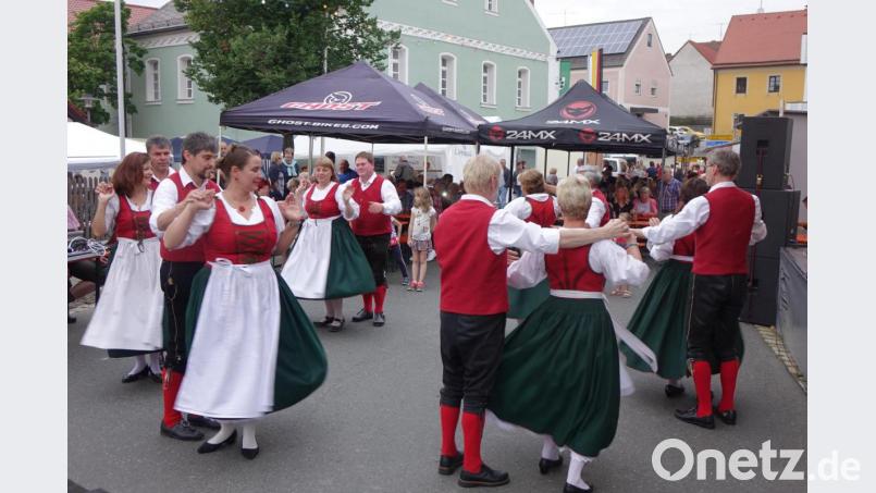 Zum Bürgerfest gehört die Volkstanzgruppe einfach dazu. Bild: mmj