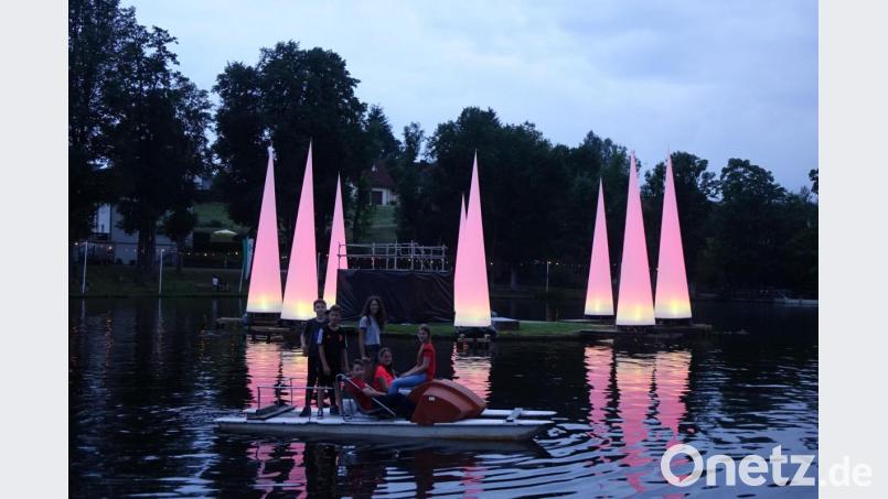Kinder drehten am Hahnenweiher mit dem Boot ihre Runden. Bild: mmj