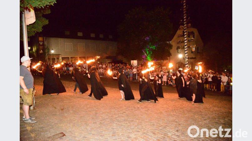 Die Tännesberger Feuerspucker &quot;Thegan ignis&quot; ziehen bei noch trockenem Wetter auf den Marktplatz ein. Bild: bey