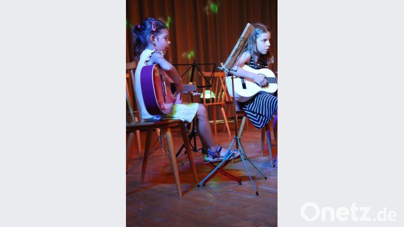 Hanna Speckner und Linda Walberer (von links) gaben hochkonzentriert "Danke" und "Old Mc Donald" zum Besten. Bild: myd