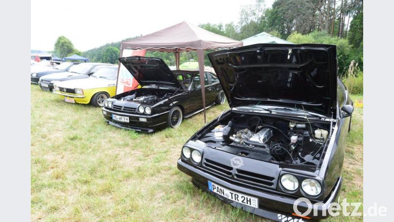 Bei einem historischen Fahrzeug öffnet der Besitzer gern die Motorhaube, um die immer noch technisch in gutem Zustand befindliche Technik zu zeigen. Bild: bey