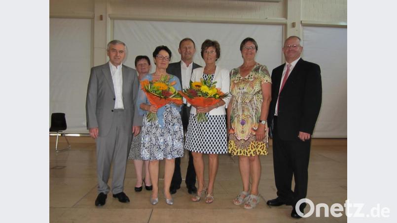 Schlussakkord für drei Lehrkräfte (von links): Georg Schäffner, Bezirksrätin Gabriele Bayer, Dorothea Plohs, Bezirkstags-Kulturreferent Richard Gaßner, Ruth Kern, Bezirksrätin Heidi Rackl und Schulleiter Benedikt Boßle. Bild: aks