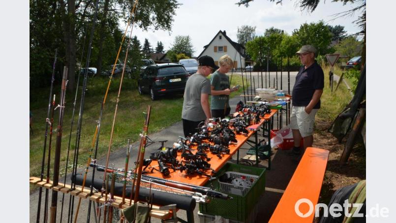 Jungfischer ließen sich über die verschiedenen Angelgeräte vom Fachmann aufklären. Bild: dob