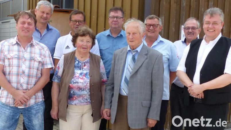 Zum 85. Geburtstag von Heimatforscher Josef Püttner (Vierter von rechts) würdigen im Beisein von dessen Ehefrau Karolina (Vierte von links) unter anderem (von rechts) Pater Adrian Kugler, Bürgermeister Gerhard Löckler, Hans Schmid sowie (von links) Martin Melchner, Reinhard Stopfer, Harald Schlöger und Michael Wiesnet dessen großes Engagement für Pfarrei und Gemeinde. Bild: lgc