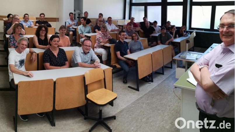 Als wäre die Zeit stillgestanden: Der ehemalige Physiklehrer Wolfgang Christ und seine damaligen Schüler im Physiksaal. Bild: exb