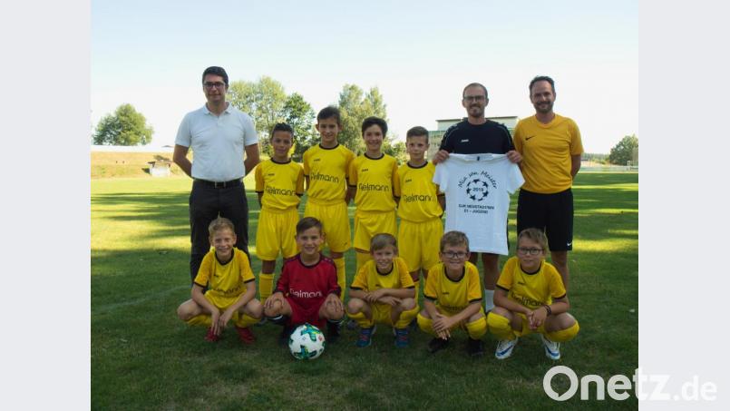 Die erfolgreiche E1 der DJK mit ihren Trainern Daniel Scheidler und Gregor Stangl (stehend, Erster und Zweiter von rechts) und Armin Aichinger (Förderverein). Bild: wsc
