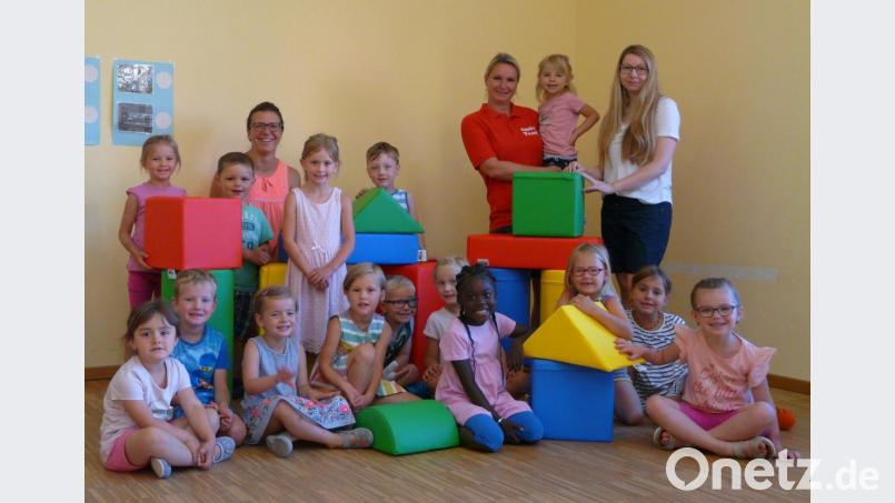 Sabine Lahmann (rechts) freut sich mit ihrer Kollegin Sabrina Stich (links) über die Spende der Eltern-Kind-Gruppe Kemnath, die Lucy Prechtl aus Plößberg überreicht. Nicht minder glücklich sind die Kinder über die Neuanschaffung. Bild: mez