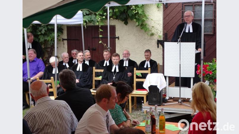 Zahlreiche Geistliche feiern den Abschiedsgottesdienst mit Pfarrer Hans-Peter Pauckstadt-Künkler (am Mikrofon) und danken für den unermüdlichen Einsatz. Bild: Dobmeier