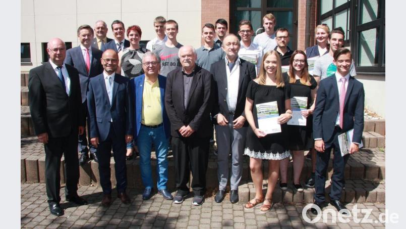Zahlreiche Ehrengäste gratulierten bei der Abschlussfeier am Beruflichen Schulzentrum zur bestandenen Prüfung. Mit Preisen wurden die Besten ausgezeichnet. Bild: wro