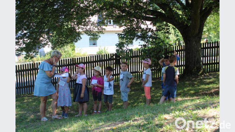 &quot;Hört ihr den Bären?&quot; - Gruppenleiterin Sandra absolviert mit den Kindern den Abenteuerpfad. Bild: Susanne Forster
