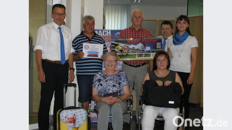 Vorstandssprecher Joachim Geyer (stehend von links) übergab an Johannes Merkl die Tickets für das FC-Bayern-Fußballspiel und an Oswald Franz ein Tipp-Kick-Spiel. Roland Wächter und Geschäftsstellenleiterin Cornelia Wöhrl beglückwünschten sie und auch Resi Reindl (sitzend von links) als Gewinnerin des Trolley-Koffers und Claudia Kahl zur Tasche. Bild: öt