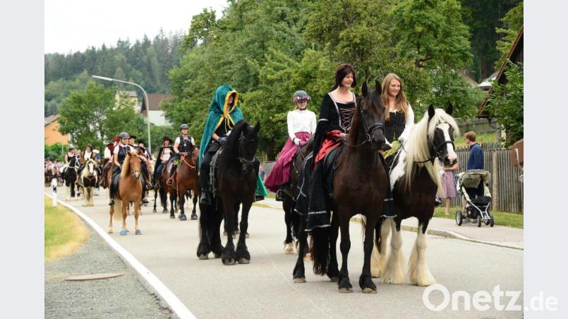 Fast schon &quot;geheimnisvolle&quot; Damen reiten auf wunderschönen Pferden zur St. Jodokkirche. Bild: bey